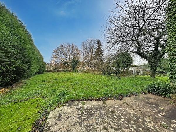 Maison de bourg à vendre au coeur de Montguillon avec deux chambres et un terrain de plus de 300m2
