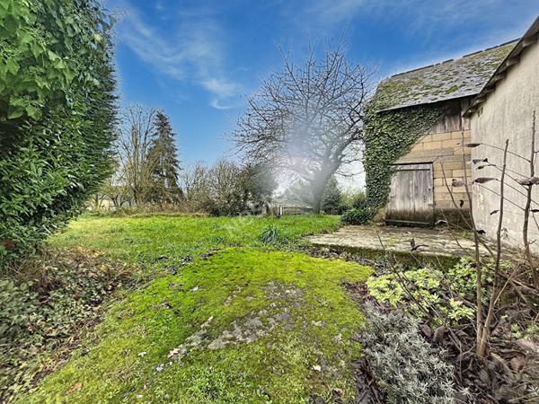 Maison de bourg à vendre au coeur de Montguillon avec deux chambres et un terrain de plus de 300m2