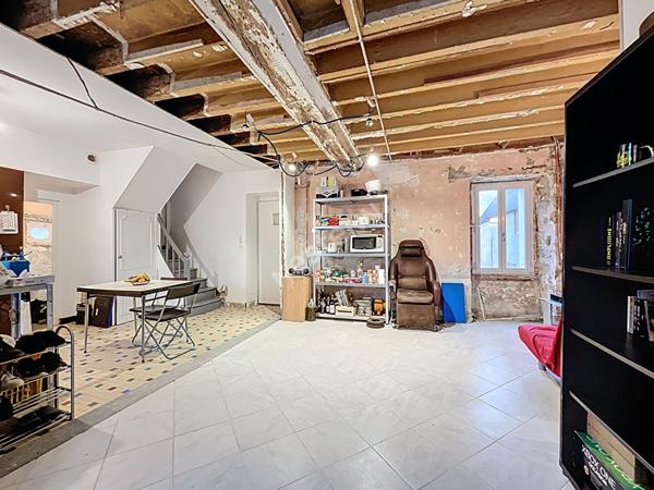 Maison de bourg à vendre au coeur de Montguillon avec deux chambres et un terrain de plus de 300m2