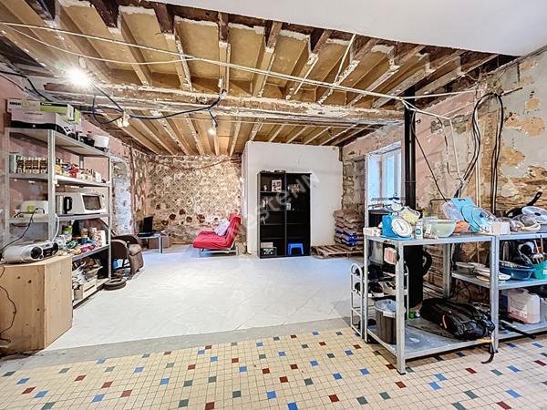 Maison de bourg à vendre au coeur de Montguillon avec deux chambres et un terrain de plus de 300m2