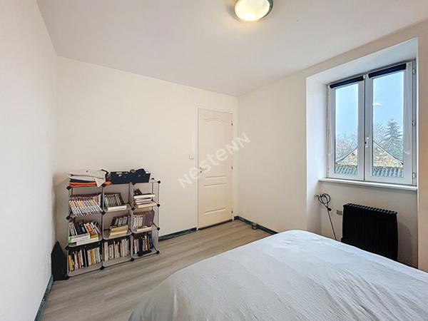 Maison de bourg à vendre au coeur de Montguillon avec deux chambres et un terrain de plus de 300m2