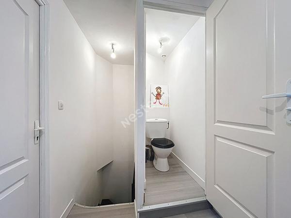 Maison de bourg à vendre au coeur de Montguillon avec deux chambres et un terrain de plus de 300m2