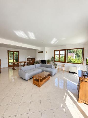 À Saint-Leu-la-Forêt (Val-d'Oise, 95), au calme et idéalement située, cette grande maison très lumineuse de 167 m² développe sept pièces dont quatre chambres. Très grand salon, grande cuisine, deux salles de bain, sous-sol total pouvant faire office de garage, terrasse et terrain arboré sans vis-à-vis composent un ensemble familial spacieux, accessible par une allée carrossable depuis le portail.

ACCÈS

Depuis le portail, une grande allée carrossable mène jusqu'à la maison. Cette configuration place l'habitation en retrait de la rue, ce qui renforce le calme et l'intimité du lieu, tout en facilitant l'accès en voiture jusqu'à la maison et le stationnement sur la propriété.

REZ-DE-CHAUSSÉE

Le très grand salon constitue le cœur de la maison. Il bénéficie d'une belle luminosité et offre un volume adapté aussi bien à la vie de famille qu'à la réception. La grande cuisine complète cet espace de vie, avec la surface nécessaire pour cuisiner confortablement et partager les repas du quotidien. Ce niveau accueille également une chambre, permettant une organisation de plain-pied pour des parents, des invités ou un usage sur le long terme, ainsi qu'une salle de bain et un WC séparé.

À L'ÉTAGE

L'étage dessert trois chambres, une salle de bain et un WC séparé. L'espace nuit est ainsi clairement séparé des pièces de vie, avec des sanitaires complets à chaque niveau, une organisation particulièrement pratique pour une famille avec enfants.

SOUS-SOL TOTAL

Le sous-sol total s'étend sur l'ensemble de l'emprise de la maison et peut faire office de garage. Il apporte un volume important en complément des 167 m² habitables, utilisable également en rangement, atelier ou buanderie selon les besoins du foyer.

EXTÉRIEUR

La maison bénéficie d'un beau terrain sans vis-à-vis, garantissant une vraie intimité dans l'usage quotidien de l'extérieur. Devant la maison, une grande parcelle arborée apporte un cadre verdoyant et participe à la tranquillité des lieux. Une terrasse prolonge l'habitation et permet de profiter des beaux jours, pour les repas comme pour la détente.

ENVIRONNEMENT ET ACCÈS

Saint-Leu-la-Forêt, commune du Val-d'Oise située en lisière de la forêt de Montmorency, offre un cadre résidentiel et verdoyant tout en restant reliée à Paris. La commune dispose de commerces, d'établissements scolaires et d'une gare sur la ligne H du Transilien. La maison bénéficie d'un emplacement calme au sein de la commune, un équilibre recherché entre tranquillité et accès aux services.

POINTS À NOTER

Ce bien s'adresse aux familles recherchant une grande maison lumineuse de 167 m², avec quatre chambres dont une de plain-pied, deux salles de bain, un sous-sol total et un extérieur arboré sans vis-à-vis, dans un secteur calme et recherché du Val-d'Oise.

Une grande maison lumineuse de 167 m², avec quatre chambres, sous-sol total et terrain arboré, au calme à Saint-Leu-la-Forêt.