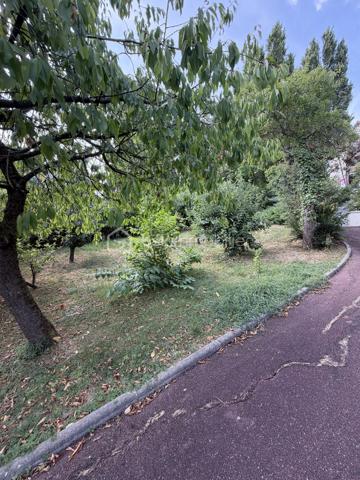À Saint-Leu-la-Forêt (Val-d'Oise, 95), au calme et idéalement située, cette grande maison très lumineuse de 167 m² développe sept pièces dont quatre chambres. Très grand salon, grande cuisine, deux salles de bain, sous-sol total pouvant faire office de garage, terrasse et terrain arboré sans vis-à-vis composent un ensemble familial spacieux, accessible par une allée carrossable depuis le portail.

ACCÈS

Depuis le portail, une grande allée carrossable mène jusqu'à la maison. Cette configuration place l'habitation en retrait de la rue, ce qui renforce le calme et l'intimité du lieu, tout en facilitant l'accès en voiture jusqu'à la maison et le stationnement sur la propriété.

REZ-DE-CHAUSSÉE

Le très grand salon constitue le cœur de la maison. Il bénéficie d'une belle luminosité et offre un volume adapté aussi bien à la vie de famille qu'à la réception. La grande cuisine complète cet espace de vie, avec la surface nécessaire pour cuisiner confortablement et partager les repas du quotidien. Ce niveau accueille également une chambre, permettant une organisation de plain-pied pour des parents, des invités ou un usage sur le long terme, ainsi qu'une salle de bain et un WC séparé.

À L'ÉTAGE

L'étage dessert trois chambres, une salle de bain et un WC séparé. L'espace nuit est ainsi clairement séparé des pièces de vie, avec des sanitaires complets à chaque niveau, une organisation particulièrement pratique pour une famille avec enfants.

SOUS-SOL TOTAL

Le sous-sol total s'étend sur l'ensemble de l'emprise de la maison et peut faire office de garage. Il apporte un volume important en complément des 167 m² habitables, utilisable également en rangement, atelier ou buanderie selon les besoins du foyer.

EXTÉRIEUR

La maison bénéficie d'un beau terrain sans vis-à-vis, garantissant une vraie intimité dans l'usage quotidien de l'extérieur. Devant la maison, une grande parcelle arborée apporte un cadre verdoyant et participe à la tranquillité des lieux. Une terrasse prolonge l'habitation et permet de profiter des beaux jours, pour les repas comme pour la détente.

ENVIRONNEMENT ET ACCÈS

Saint-Leu-la-Forêt, commune du Val-d'Oise située en lisière de la forêt de Montmorency, offre un cadre résidentiel et verdoyant tout en restant reliée à Paris. La commune dispose de commerces, d'établissements scolaires et d'une gare sur la ligne H du Transilien. La maison bénéficie d'un emplacement calme au sein de la commune, un équilibre recherché entre tranquillité et accès aux services.

POINTS À NOTER

Ce bien s'adresse aux familles recherchant une grande maison lumineuse de 167 m², avec quatre chambres dont une de plain-pied, deux salles de bain, un sous-sol total et un extérieur arboré sans vis-à-vis, dans un secteur calme et recherché du Val-d'Oise.

Une grande maison lumineuse de 167 m², avec quatre chambres, sous-sol total et terrain arboré, au calme à Saint-Leu-la-Forêt.