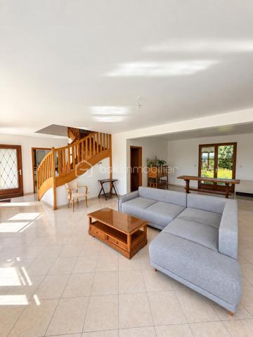 À Saint-Leu-la-Forêt (Val-d'Oise, 95), au calme et idéalement située, cette grande maison très lumineuse de 167 m² développe sept pièces dont quatre chambres. Très grand salon, grande cuisine, deux salles de bain, sous-sol total pouvant faire office de garage, terrasse et terrain arboré sans vis-à-vis composent un ensemble familial spacieux, accessible par une allée carrossable depuis le portail.

ACCÈS

Depuis le portail, une grande allée carrossable mène jusqu'à la maison. Cette configuration place l'habitation en retrait de la rue, ce qui renforce le calme et l'intimité du lieu, tout en facilitant l'accès en voiture jusqu'à la maison et le stationnement sur la propriété.

REZ-DE-CHAUSSÉE

Le très grand salon constitue le cœur de la maison. Il bénéficie d'une belle luminosité et offre un volume adapté aussi bien à la vie de famille qu'à la réception. La grande cuisine complète cet espace de vie, avec la surface nécessaire pour cuisiner confortablement et partager les repas du quotidien. Ce niveau accueille également une chambre, permettant une organisation de plain-pied pour des parents, des invités ou un usage sur le long terme, ainsi qu'une salle de bain et un WC séparé.

À L'ÉTAGE

L'étage dessert trois chambres, une salle de bain et un WC séparé. L'espace nuit est ainsi clairement séparé des pièces de vie, avec des sanitaires complets à chaque niveau, une organisation particulièrement pratique pour une famille avec enfants.

SOUS-SOL TOTAL

Le sous-sol total s'étend sur l'ensemble de l'emprise de la maison et peut faire office de garage. Il apporte un volume important en complément des 167 m² habitables, utilisable également en rangement, atelier ou buanderie selon les besoins du foyer.

EXTÉRIEUR

La maison bénéficie d'un beau terrain sans vis-à-vis, garantissant une vraie intimité dans l'usage quotidien de l'extérieur. Devant la maison, une grande parcelle arborée apporte un cadre verdoyant et participe à la tranquillité des lieux. Une terrasse prolonge l'habitation et permet de profiter des beaux jours, pour les repas comme pour la détente.

ENVIRONNEMENT ET ACCÈS

Saint-Leu-la-Forêt, commune du Val-d'Oise située en lisière de la forêt de Montmorency, offre un cadre résidentiel et verdoyant tout en restant reliée à Paris. La commune dispose de commerces, d'établissements scolaires et d'une gare sur la ligne H du Transilien. La maison bénéficie d'un emplacement calme au sein de la commune, un équilibre recherché entre tranquillité et accès aux services.

POINTS À NOTER

Ce bien s'adresse aux familles recherchant une grande maison lumineuse de 167 m², avec quatre chambres dont une de plain-pied, deux salles de bain, un sous-sol total et un extérieur arboré sans vis-à-vis, dans un secteur calme et recherché du Val-d'Oise.

Une grande maison lumineuse de 167 m², avec quatre chambres, sous-sol total et terrain arboré, au calme à Saint-Leu-la-Forêt.