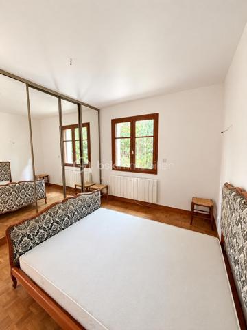 À Saint-Leu-la-Forêt (Val-d'Oise, 95), au calme et idéalement située, cette grande maison très lumineuse de 167 m² développe sept pièces dont quatre chambres. Très grand salon, grande cuisine, deux salles de bain, sous-sol total pouvant faire office de garage, terrasse et terrain arboré sans vis-à-vis composent un ensemble familial spacieux, accessible par une allée carrossable depuis le portail.

ACCÈS

Depuis le portail, une grande allée carrossable mène jusqu'à la maison. Cette configuration place l'habitation en retrait de la rue, ce qui renforce le calme et l'intimité du lieu, tout en facilitant l'accès en voiture jusqu'à la maison et le stationnement sur la propriété.

REZ-DE-CHAUSSÉE

Le très grand salon constitue le cœur de la maison. Il bénéficie d'une belle luminosité et offre un volume adapté aussi bien à la vie de famille qu'à la réception. La grande cuisine complète cet espace de vie, avec la surface nécessaire pour cuisiner confortablement et partager les repas du quotidien. Ce niveau accueille également une chambre, permettant une organisation de plain-pied pour des parents, des invités ou un usage sur le long terme, ainsi qu'une salle de bain et un WC séparé.

À L'ÉTAGE

L'étage dessert trois chambres, une salle de bain et un WC séparé. L'espace nuit est ainsi clairement séparé des pièces de vie, avec des sanitaires complets à chaque niveau, une organisation particulièrement pratique pour une famille avec enfants.

SOUS-SOL TOTAL

Le sous-sol total s'étend sur l'ensemble de l'emprise de la maison et peut faire office de garage. Il apporte un volume important en complément des 167 m² habitables, utilisable également en rangement, atelier ou buanderie selon les besoins du foyer.

EXTÉRIEUR

La maison bénéficie d'un beau terrain sans vis-à-vis, garantissant une vraie intimité dans l'usage quotidien de l'extérieur. Devant la maison, une grande parcelle arborée apporte un cadre verdoyant et participe à la tranquillité des lieux. Une terrasse prolonge l'habitation et permet de profiter des beaux jours, pour les repas comme pour la détente.

ENVIRONNEMENT ET ACCÈS

Saint-Leu-la-Forêt, commune du Val-d'Oise située en lisière de la forêt de Montmorency, offre un cadre résidentiel et verdoyant tout en restant reliée à Paris. La commune dispose de commerces, d'établissements scolaires et d'une gare sur la ligne H du Transilien. La maison bénéficie d'un emplacement calme au sein de la commune, un équilibre recherché entre tranquillité et accès aux services.

POINTS À NOTER

Ce bien s'adresse aux familles recherchant une grande maison lumineuse de 167 m², avec quatre chambres dont une de plain-pied, deux salles de bain, un sous-sol total et un extérieur arboré sans vis-à-vis, dans un secteur calme et recherché du Val-d'Oise.

Une grande maison lumineuse de 167 m², avec quatre chambres, sous-sol total et terrain arboré, au calme à Saint-Leu-la-Forêt.