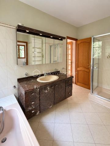 À Saint-Leu-la-Forêt (Val-d'Oise, 95), au calme et idéalement située, cette grande maison très lumineuse de 167 m² développe sept pièces dont quatre chambres. Très grand salon, grande cuisine, deux salles de bain, sous-sol total pouvant faire office de garage, terrasse et terrain arboré sans vis-à-vis composent un ensemble familial spacieux, accessible par une allée carrossable depuis le portail.

ACCÈS

Depuis le portail, une grande allée carrossable mène jusqu'à la maison. Cette configuration place l'habitation en retrait de la rue, ce qui renforce le calme et l'intimité du lieu, tout en facilitant l'accès en voiture jusqu'à la maison et le stationnement sur la propriété.

REZ-DE-CHAUSSÉE

Le très grand salon constitue le cœur de la maison. Il bénéficie d'une belle luminosité et offre un volume adapté aussi bien à la vie de famille qu'à la réception. La grande cuisine complète cet espace de vie, avec la surface nécessaire pour cuisiner confortablement et partager les repas du quotidien. Ce niveau accueille également une chambre, permettant une organisation de plain-pied pour des parents, des invités ou un usage sur le long terme, ainsi qu'une salle de bain et un WC séparé.

À L'ÉTAGE

L'étage dessert trois chambres, une salle de bain et un WC séparé. L'espace nuit est ainsi clairement séparé des pièces de vie, avec des sanitaires complets à chaque niveau, une organisation particulièrement pratique pour une famille avec enfants.

SOUS-SOL TOTAL

Le sous-sol total s'étend sur l'ensemble de l'emprise de la maison et peut faire office de garage. Il apporte un volume important en complément des 167 m² habitables, utilisable également en rangement, atelier ou buanderie selon les besoins du foyer.

EXTÉRIEUR

La maison bénéficie d'un beau terrain sans vis-à-vis, garantissant une vraie intimité dans l'usage quotidien de l'extérieur. Devant la maison, une grande parcelle arborée apporte un cadre verdoyant et participe à la tranquillité des lieux. Une terrasse prolonge l'habitation et permet de profiter des beaux jours, pour les repas comme pour la détente.

ENVIRONNEMENT ET ACCÈS

Saint-Leu-la-Forêt, commune du Val-d'Oise située en lisière de la forêt de Montmorency, offre un cadre résidentiel et verdoyant tout en restant reliée à Paris. La commune dispose de commerces, d'établissements scolaires et d'une gare sur la ligne H du Transilien. La maison bénéficie d'un emplacement calme au sein de la commune, un équilibre recherché entre tranquillité et accès aux services.

POINTS À NOTER

Ce bien s'adresse aux familles recherchant une grande maison lumineuse de 167 m², avec quatre chambres dont une de plain-pied, deux salles de bain, un sous-sol total et un extérieur arboré sans vis-à-vis, dans un secteur calme et recherché du Val-d'Oise.

Une grande maison lumineuse de 167 m², avec quatre chambres, sous-sol total et terrain arboré, au calme à Saint-Leu-la-Forêt.