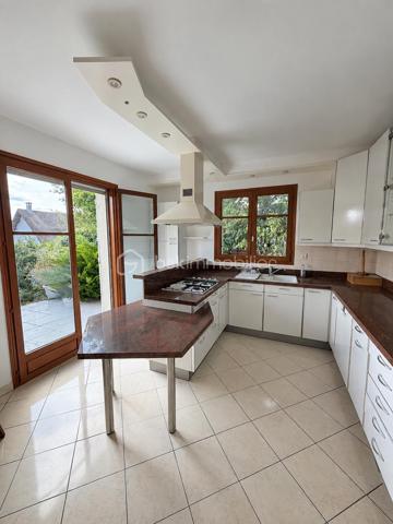 À Saint-Leu-la-Forêt (Val-d'Oise, 95), au calme et idéalement située, cette grande maison très lumineuse de 167 m² développe sept pièces dont quatre chambres. Très grand salon, grande cuisine, deux salles de bain, sous-sol total pouvant faire office de garage, terrasse et terrain arboré sans vis-à-vis composent un ensemble familial spacieux, accessible par une allée carrossable depuis le portail.

ACCÈS

Depuis le portail, une grande allée carrossable mène jusqu'à la maison. Cette configuration place l'habitation en retrait de la rue, ce qui renforce le calme et l'intimité du lieu, tout en facilitant l'accès en voiture jusqu'à la maison et le stationnement sur la propriété.

REZ-DE-CHAUSSÉE

Le très grand salon constitue le cœur de la maison. Il bénéficie d'une belle luminosité et offre un volume adapté aussi bien à la vie de famille qu'à la réception. La grande cuisine complète cet espace de vie, avec la surface nécessaire pour cuisiner confortablement et partager les repas du quotidien. Ce niveau accueille également une chambre, permettant une organisation de plain-pied pour des parents, des invités ou un usage sur le long terme, ainsi qu'une salle de bain et un WC séparé.

À L'ÉTAGE

L'étage dessert trois chambres, une salle de bain et un WC séparé. L'espace nuit est ainsi clairement séparé des pièces de vie, avec des sanitaires complets à chaque niveau, une organisation particulièrement pratique pour une famille avec enfants.

SOUS-SOL TOTAL

Le sous-sol total s'étend sur l'ensemble de l'emprise de la maison et peut faire office de garage. Il apporte un volume important en complément des 167 m² habitables, utilisable également en rangement, atelier ou buanderie selon les besoins du foyer.

EXTÉRIEUR

La maison bénéficie d'un beau terrain sans vis-à-vis, garantissant une vraie intimité dans l'usage quotidien de l'extérieur. Devant la maison, une grande parcelle arborée apporte un cadre verdoyant et participe à la tranquillité des lieux. Une terrasse prolonge l'habitation et permet de profiter des beaux jours, pour les repas comme pour la détente.

ENVIRONNEMENT ET ACCÈS

Saint-Leu-la-Forêt, commune du Val-d'Oise située en lisière de la forêt de Montmorency, offre un cadre résidentiel et verdoyant tout en restant reliée à Paris. La commune dispose de commerces, d'établissements scolaires et d'une gare sur la ligne H du Transilien. La maison bénéficie d'un emplacement calme au sein de la commune, un équilibre recherché entre tranquillité et accès aux services.

POINTS À NOTER

Ce bien s'adresse aux familles recherchant une grande maison lumineuse de 167 m², avec quatre chambres dont une de plain-pied, deux salles de bain, un sous-sol total et un extérieur arboré sans vis-à-vis, dans un secteur calme et recherché du Val-d'Oise.

Une grande maison lumineuse de 167 m², avec quatre chambres, sous-sol total et terrain arboré, au calme à Saint-Leu-la-Forêt.
