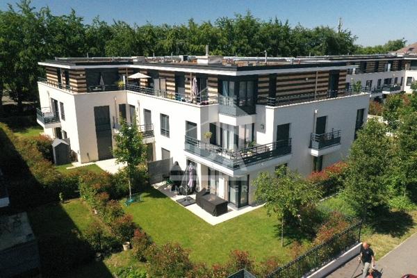 Voisins-le-Bretonneux/ F4 / Résidence récente / 2 garages boxés / Balcon sur jardin /Réf 243