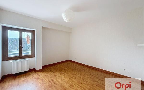 Appartement à louer    4 pièces • 162,44 m2 Montluçon