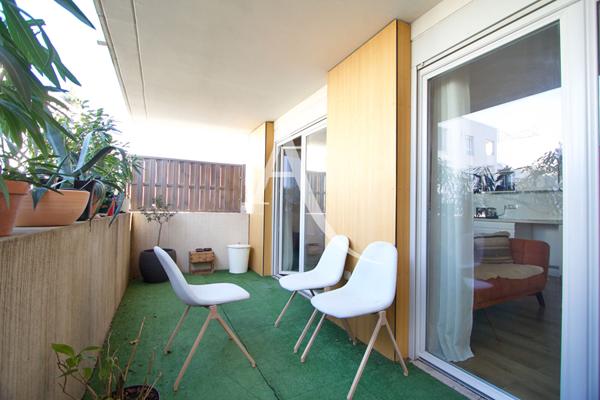 CASTELNAU-LE-LEZ - QUARTIER CLAIRVAL - DANS RÉSIDENCE RÉCENTE - APPARTEMENT T3 RÉNOVÉ AVEC TERRASSE ET DOUBLE BOX FERMÉ .