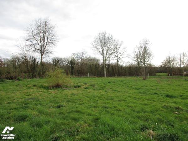 A vendre sur la commune de Le Val-Saint-Père, terrain constructible non viabilisé d'une superfi...