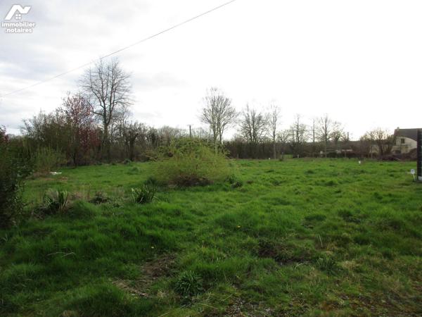 A vendre sur la commune de Le Val-Saint-Père, terrain constructible non viabilisé d'une superfi...