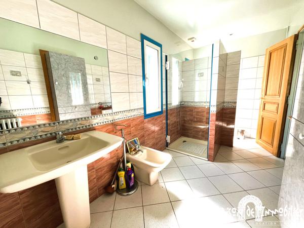 VENTE MAISON EN PARTIE SUR SOUS SOL - 6 PIECES - BEAU JARDIN - SUD ROYAN