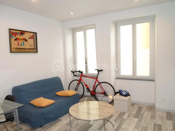 Belfort, Au calme, en centre-ville et à 2 pas de la gare, mais à l'abri du bruit et de tout passage, en fond d'une cour privée d'une petite copropriété sécurisée, se trouve cet appartement type « vaste studio » / T1, totalement meublé, en rez de chaussée, comprenant sur environ 35,5 m² :

Entrée et accès direct dans l'appartement, sur pièce de vie avec cuisine moderne totalement équipée, séparée de la partie séjour par un grand bar et des alcoves.
La grande surface de la pièce de vie permet de créer une partie « nuit / chambre ».
Vaste salle de bain avec baignoire, toilettes, et une petite zone séparée de rangements.

La cour intérieure devant l'appartement offre un espace extérieur, permettant un petit « salon de jardin ».

Un appartement rénové récemment, vendu totalement meublé, avec de faibles charges de copropriété (chauffage individuel élec.), avec une situation idéale, à la fois au cœur de ville mais au calme !
A visiter sans tarder !
Idéal Investisseur ou 1er achat !