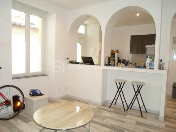 Belfort, Au calme, en centre-ville et à 2 pas de la gare, mais à l'abri du bruit et de tout passage, en fond d'une cour privée d'une petite copropriété sécurisée, se trouve cet appartement type « vaste studio » / T1, totalement meublé, en rez de chaussée, comprenant sur environ 35,5 m² :

Entrée et accès direct dans l'appartement, sur pièce de vie avec cuisine moderne totalement équipée, séparée de la partie séjour par un grand bar et des alcoves.
La grande surface de la pièce de vie permet de créer une partie « nuit / chambre ».
Vaste salle de bain avec baignoire, toilettes, et une petite zone séparée de rangements.

La cour intérieure devant l'appartement offre un espace extérieur, permettant un petit « salon de jardin ».

Un appartement rénové récemment, vendu totalement meublé, avec de faibles charges de copropriété (chauffage individuel élec.), avec une situation idéale, à la fois au cœur de ville mais au calme !
A visiter sans tarder !
Idéal Investisseur ou 1er achat !