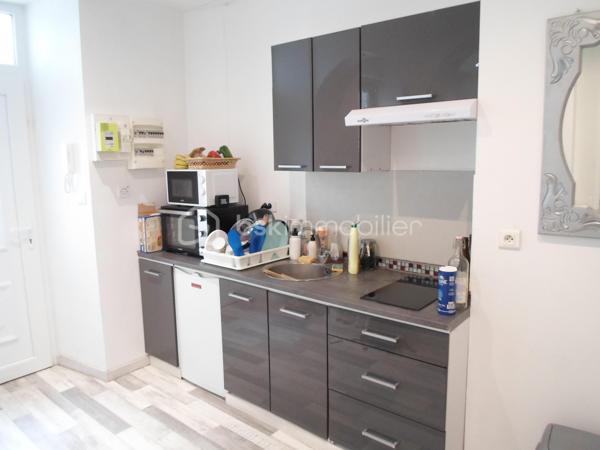 Belfort, Au calme, en centre-ville et à 2 pas de la gare, mais à l'abri du bruit et de tout passage, en fond d'une cour privée d'une petite copropriété sécurisée, se trouve cet appartement type « vaste studio » / T1, totalement meublé, en rez de chaussée, comprenant sur environ 35,5 m² :

Entrée et accès direct dans l'appartement, sur pièce de vie avec cuisine moderne totalement équipée, séparée de la partie séjour par un grand bar et des alcoves.
La grande surface de la pièce de vie permet de créer une partie « nuit / chambre ».
Vaste salle de bain avec baignoire, toilettes, et une petite zone séparée de rangements.

La cour intérieure devant l'appartement offre un espace extérieur, permettant un petit « salon de jardin ».

Un appartement rénové récemment, vendu totalement meublé, avec de faibles charges de copropriété (chauffage individuel élec.), avec une situation idéale, à la fois au cœur de ville mais au calme !
A visiter sans tarder !
Idéal Investisseur ou 1er achat !