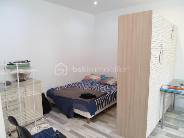 Belfort, Au calme, en centre-ville et à 2 pas de la gare, mais à l'abri du bruit et de tout passage, en fond d'une cour privée d'une petite copropriété sécurisée, se trouve cet appartement type « vaste studio » / T1, totalement meublé, en rez de chaussée, comprenant sur environ 35,5 m² :

Entrée et accès direct dans l'appartement, sur pièce de vie avec cuisine moderne totalement équipée, séparée de la partie séjour par un grand bar et des alcoves.
La grande surface de la pièce de vie permet de créer une partie « nuit / chambre ».
Vaste salle de bain avec baignoire, toilettes, et une petite zone séparée de rangements.

La cour intérieure devant l'appartement offre un espace extérieur, permettant un petit « salon de jardin ».

Un appartement rénové récemment, vendu totalement meublé, avec de faibles charges de copropriété (chauffage individuel élec.), avec une situation idéale, à la fois au cœur de ville mais au calme !
A visiter sans tarder !
Idéal Investisseur ou 1er achat !