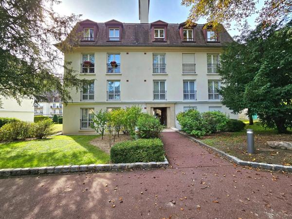 Laissez-vous séduire par un appartement lumineux et spacieux, idéalement situé entre forêt et vie de quartier.