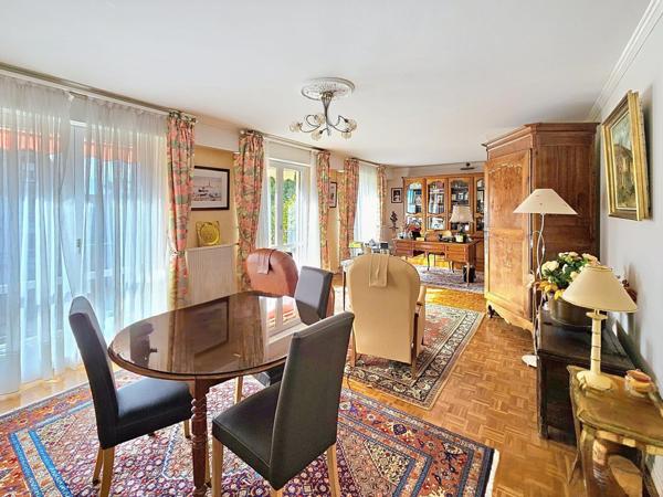 Laissez-vous séduire par un appartement lumineux et spacieux, idéalement situé entre forêt et vie de quartier.