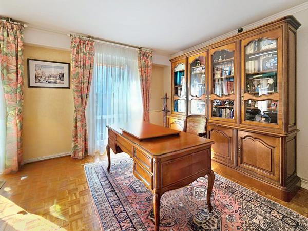 Laissez-vous séduire par un appartement lumineux et spacieux, idéalement situé entre forêt et vie de quartier.