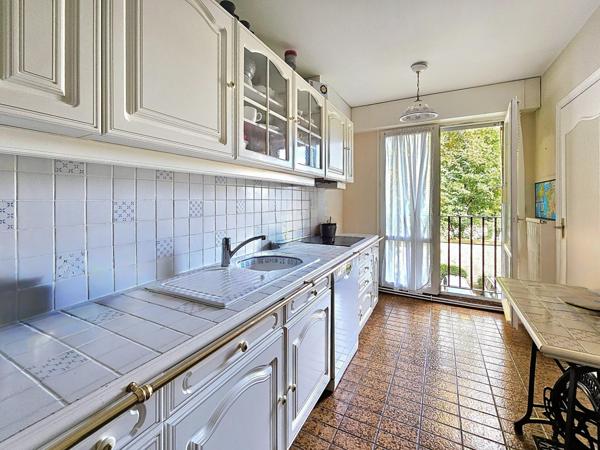 Laissez-vous séduire par un appartement lumineux et spacieux, idéalement situé entre forêt et vie de quartier.