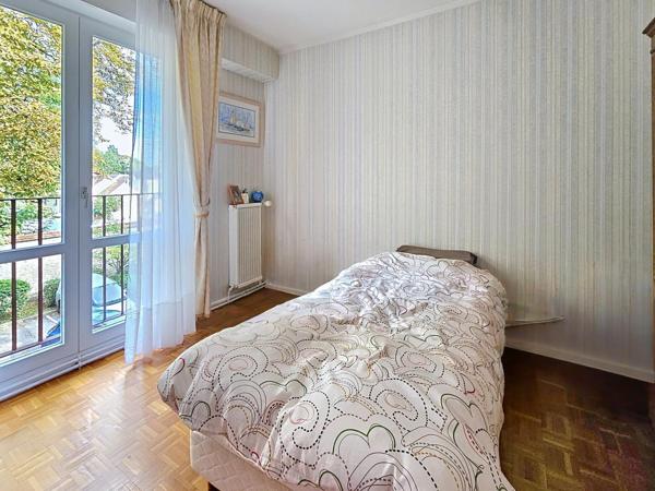 Laissez-vous séduire par un appartement lumineux et spacieux, idéalement situé entre forêt et vie de quartier.