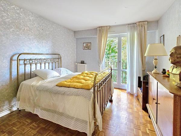 Laissez-vous séduire par un appartement lumineux et spacieux, idéalement situé entre forêt et vie de quartier.