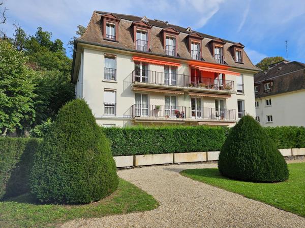 Laissez-vous séduire par un appartement lumineux et spacieux, idéalement situé entre forêt et vie de quartier.