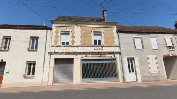 A proximité du centre ville de Gien (45) immeuble offrant de nombreuses possibilités d'exploitation - idéal pour commerçant/artisan/investisseur ou un projet mixte professionnel et habitation.
Le RDC propose un espace professionnel composé d'un espace boutique/bureau/atelier/stockage et les accès indépendants pour l'atelier et le jardin.
La partie habitation sur 2 niveaux est composée en N1 d'une cuisine/séjour-salon/une chambre/une salle d'eau/un WC et un toit terrasse offrant un espace extérieur agréable.
En N2 se trouve 2 chambres/une douche avec Wc et un grenier 
Cet immeuble bénéficie également d'un jardin de 1283 m2, accessible de puis la partie atelier ainsi que du toit terrasse.
Situation géographique idéale à proximité du centre ville - des commerces et services.
PHOTOS à venir