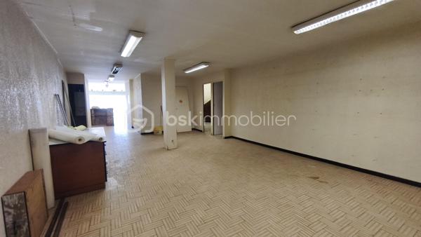 A proximité du centre ville de Gien (45) immeuble offrant de nombreuses possibilités d'exploitation - idéal pour commerçant/artisan/investisseur ou un projet mixte professionnel et habitation.
Le RDC propose un espace professionnel composé d'un espace boutique/bureau/atelier/stockage et les accès indépendants pour l'atelier et le jardin.
La partie habitation sur 2 niveaux est composée en N1 d'une cuisine/séjour-salon/une chambre/une salle d'eau/un WC et un toit terrasse offrant un espace extérieur agréable.
En N2 se trouve 2 chambres/une douche avec Wc et un grenier 
Cet immeuble bénéficie également d'un jardin de 1283 m2, accessible de puis la partie atelier ainsi que du toit terrasse.
Situation géographique idéale à proximité du centre ville - des commerces et services.
PHOTOS à venir