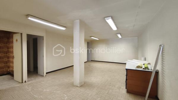 A proximité du centre ville de Gien (45) immeuble offrant de nombreuses possibilités d'exploitation - idéal pour commerçant/artisan/investisseur ou un projet mixte professionnel et habitation.
Le RDC propose un espace professionnel composé d'un espace boutique/bureau/atelier/stockage et les accès indépendants pour l'atelier et le jardin.
La partie habitation sur 2 niveaux est composée en N1 d'une cuisine/séjour-salon/une chambre/une salle d'eau/un WC et un toit terrasse offrant un espace extérieur agréable.
En N2 se trouve 2 chambres/une douche avec Wc et un grenier 
Cet immeuble bénéficie également d'un jardin de 1283 m2, accessible de puis la partie atelier ainsi que du toit terrasse.
Situation géographique idéale à proximité du centre ville - des commerces et services.
PHOTOS à venir
