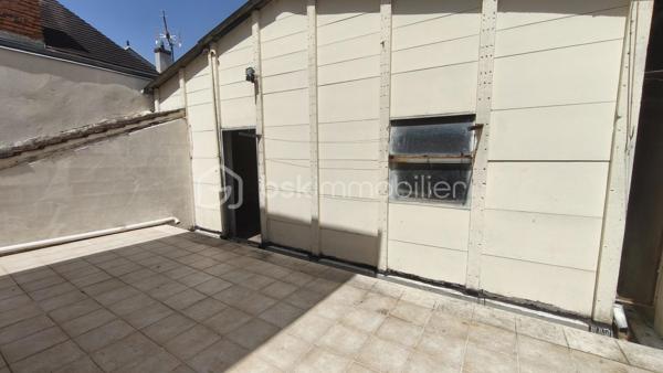 A proximité du centre ville de Gien (45) immeuble offrant de nombreuses possibilités d'exploitation - idéal pour commerçant/artisan/investisseur ou un projet mixte professionnel et habitation.
Le RDC propose un espace professionnel composé d'un espace boutique/bureau/atelier/stockage et les accès indépendants pour l'atelier et le jardin.
La partie habitation sur 2 niveaux est composée en N1 d'une cuisine/séjour-salon/une chambre/une salle d'eau/un WC et un toit terrasse offrant un espace extérieur agréable.
En N2 se trouve 2 chambres/une douche avec Wc et un grenier 
Cet immeuble bénéficie également d'un jardin de 1283 m2, accessible de puis la partie atelier ainsi que du toit terrasse.
Situation géographique idéale à proximité du centre ville - des commerces et services.
PHOTOS à venir