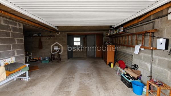A proximité du centre ville de Gien (45) immeuble offrant de nombreuses possibilités d'exploitation - idéal pour commerçant/artisan/investisseur ou un projet mixte professionnel et habitation.
Le RDC propose un espace professionnel composé d'un espace boutique/bureau/atelier/stockage et les accès indépendants pour l'atelier et le jardin.
La partie habitation sur 2 niveaux est composée en N1 d'une cuisine/séjour-salon/une chambre/une salle d'eau/un WC et un toit terrasse offrant un espace extérieur agréable.
En N2 se trouve 2 chambres/une douche avec Wc et un grenier 
Cet immeuble bénéficie également d'un jardin de 1283 m2, accessible de puis la partie atelier ainsi que du toit terrasse.
Situation géographique idéale à proximité du centre ville - des commerces et services.
PHOTOS à venir