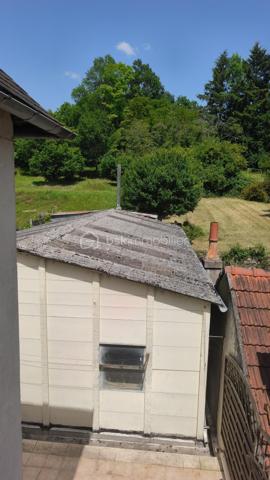 A proximité du centre ville de Gien (45) immeuble offrant de nombreuses possibilités d'exploitation - idéal pour commerçant/artisan/investisseur ou un projet mixte professionnel et habitation.
Le RDC propose un espace professionnel composé d'un espace boutique/bureau/atelier/stockage et les accès indépendants pour l'atelier et le jardin.
La partie habitation sur 2 niveaux est composée en N1 d'une cuisine/séjour-salon/une chambre/une salle d'eau/un WC et un toit terrasse offrant un espace extérieur agréable.
En N2 se trouve 2 chambres/une douche avec Wc et un grenier 
Cet immeuble bénéficie également d'un jardin de 1283 m2, accessible de puis la partie atelier ainsi que du toit terrasse.
Situation géographique idéale à proximité du centre ville - des commerces et services.
PHOTOS à venir