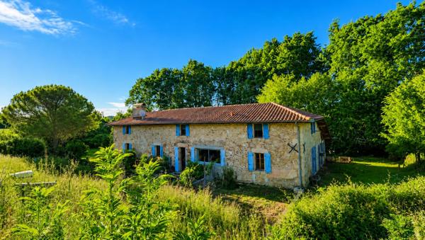 Maison en Pierre 275m² - Terrain 9686 m² - Dépendances - PISCINE