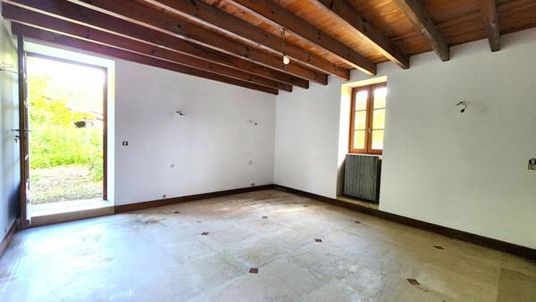 Maison en Pierre 275m² - Terrain 9686 m² - Dépendances - PISCINE