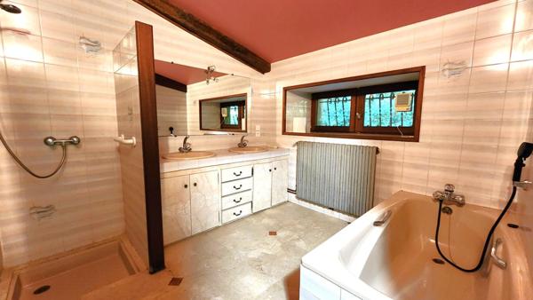 Maison en Pierre 275m² - Terrain 9686 m² - Dépendances - PISCINE