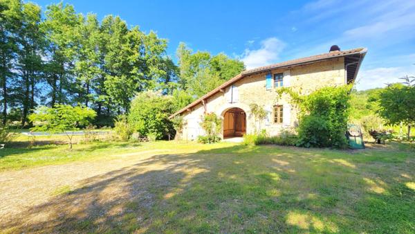 Maison en Pierre 275m² - Terrain 9686 m² - Dépendances - PISCINE
