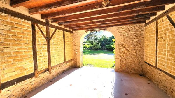 Maison en Pierre 275m² - Terrain 9686 m² - Dépendances - PISCINE
