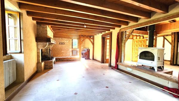 Maison en Pierre 275m² - Terrain 9686 m² - Dépendances - PISCINE