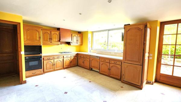 Maison en Pierre 275m² - Terrain 9686 m² - Dépendances - PISCINE