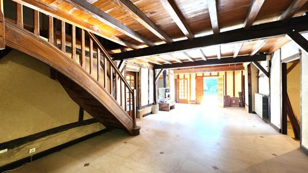 Maison en Pierre 275m² - Terrain 9686 m² - Dépendances - PISCINE