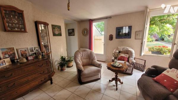 SABLE SUR SARTHE-Maison de ville avec jardin et garage-Réf:VDL2081