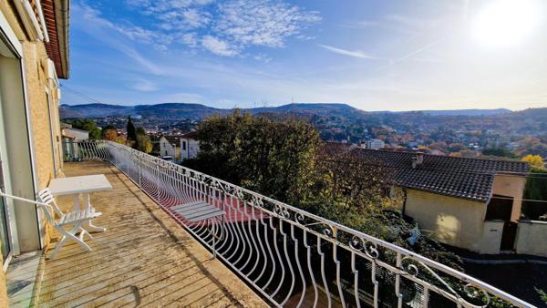 Maison de 170 m² divisée en 2 appartements loués à Apt, dans une impasse calme et proche des commerces