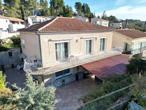 Maison de 170 m² divisée en 2 appartements loués à Apt, dans une impasse calme et proche des commerces