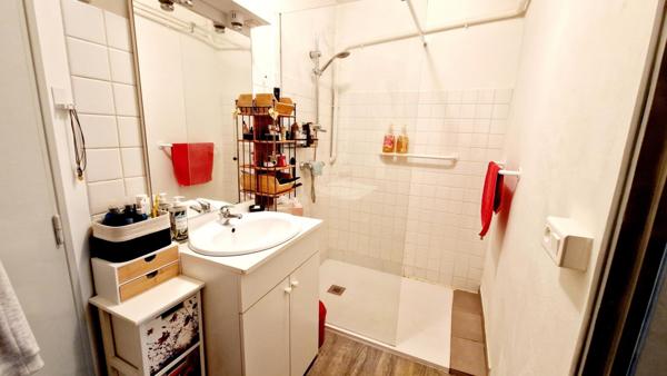 Maison de 170 m² divisée en 2 appartements loués à Apt, dans une impasse calme et proche des commerces