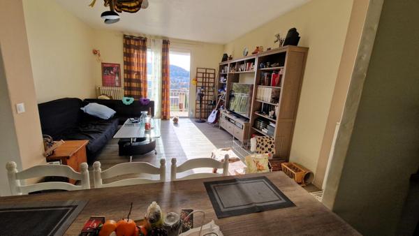 Maison de 170 m² divisée en 2 appartements loués à Apt, dans une impasse calme et proche des commerces