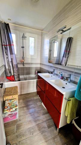 Maison de 170 m² divisée en 2 appartements loués à Apt, dans une impasse calme et proche des commerces