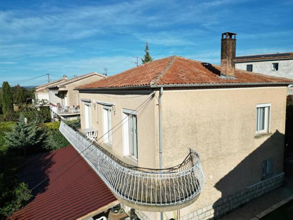 Maison de 170 m² divisée en 2 appartements loués à Apt, dans une impasse calme et proche des commerces